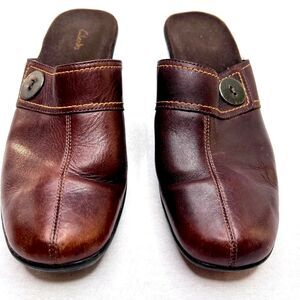 Clarks women’s Brown Leather soft Slip-On Mules sz 9 comfort office siren clogs